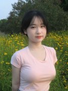 坐在办公室桌子做扑克