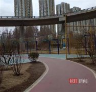 沈阳一公园密集排列9个篮球架网友质疑设计不合