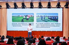 跑道建起来、篮球架立起来、孩子们的笑脸扬—